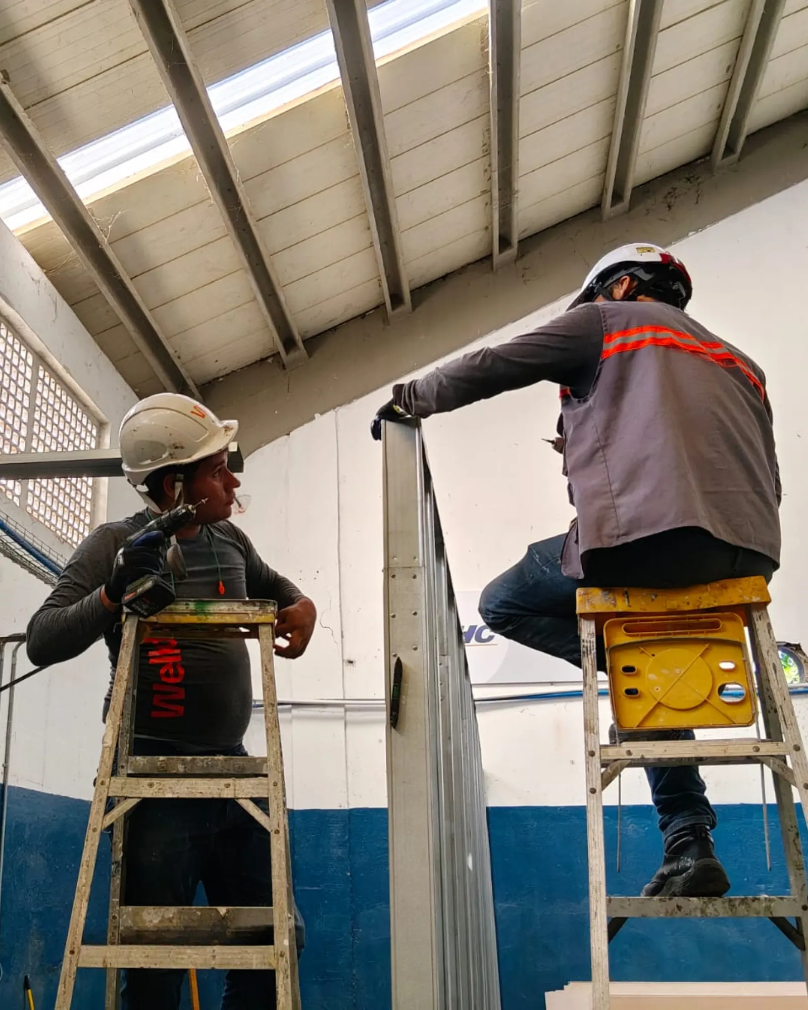 Personal de Welldone realizando una intervención desde escaleras.